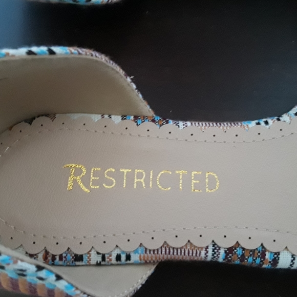 RESTRICTED Flats Size: 9 - Picture 4 of 5